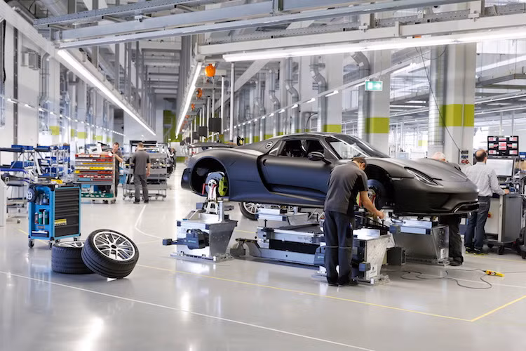 Tuy nhiên so với "tiền nhiệm" Porsche Carrera GT, giá phụ tùng của 918 Spyder còn rẻ hơn khi một động cơ V10 của Carrera GT trị giá tới 260.000 USD (5,79 tỷ đồng), tấm bảo vệ gầm có giá 52.000 USD (1,15 tỷ đồng) và một bộ côn mới giá 15.000 USD (334 triệu đồng)!