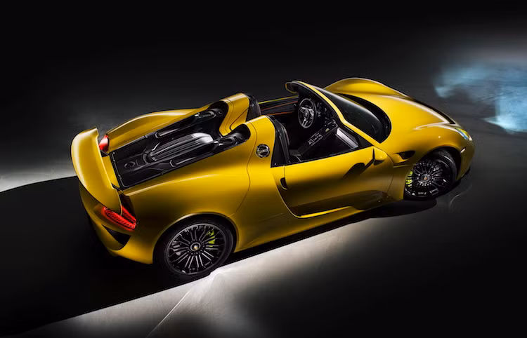 Đây đều là những chi tiết mang tính quyết định tới hiệu năng vận hành "cực đỉnh" của 918 Spyder, chính vì vậy mức giá này có thể tạm chấp nhận được. Tuy nhiên, một loạt các phụ tùng khác của chiếc xe cũng có giá đắt hơn nhiều so với những mẫu siêu xe khác.