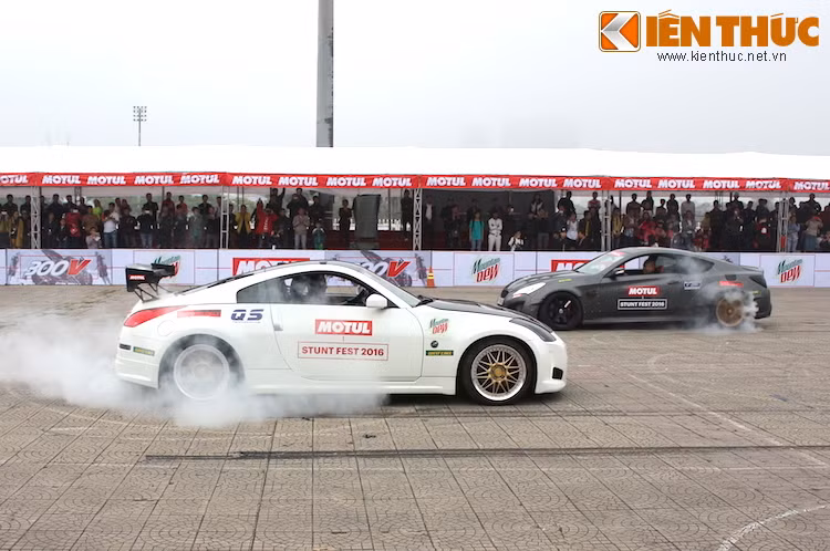 2 chiếc xe ôtô này tới từ 2 xưởng độ nổi tiếng ở miền Bắc và miền Nam, và đều được điều khiển bởi những người đam mê các kỹ thuật biểu diễn với xe hơi.