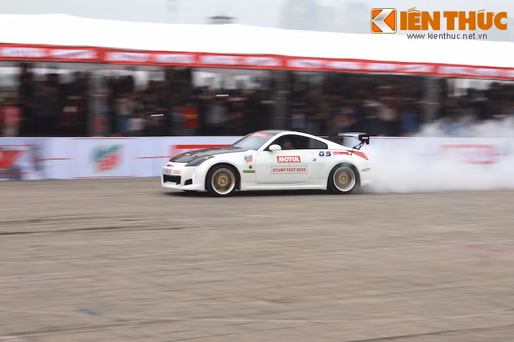 Trong đó, chiếc Nissan 350Z màu trắng được driftter Hải Phạm điều khiển. Cùng với chiếc xe, anh đã từ Thành phố Hồ Chí Minh ra Hà Nội để "góp vui" vào Motul Stunt Fest 2016.