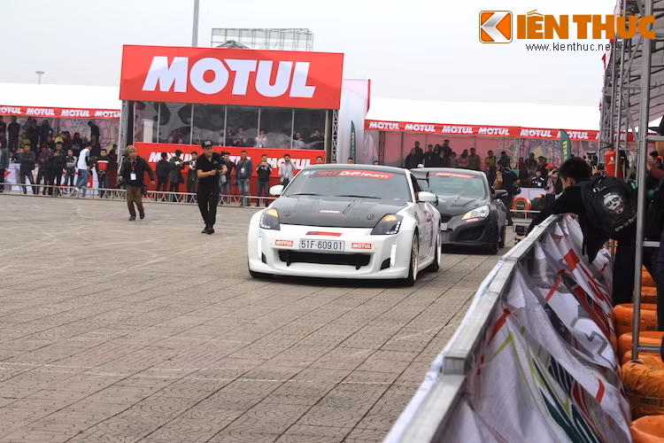 Vào cuối mỗi show diễn tại lễ hội môtô kiêm vòng chung kết cuộc thi biểu diễn xe Motul Stunt Fest 2016, sau khi các stunter của Việt Nam và nước ngoài kết thúc tiết mục của mình sẽ là các màn "đốt lốp" (burnout) và drift của bộ đôi ôtô Hyundai và Nissan.