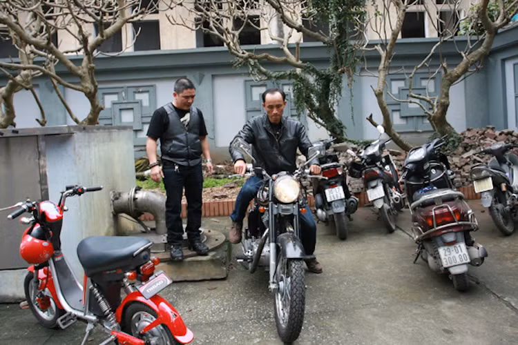 Tuy nhiên, không biết vì lý do gì mà chiếc xe đã không thể nổ máy được, dù đã được nhiều biker có kinh nghiệm và thậm chí là cả thợ sửa xe tìm cách khắc phục.