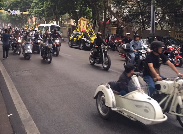 Sau khi đưa di ảnh Trần Lập về nhà riêng, cả đoàn sẽ đi ô tô đưa Trần Lập về nơi an nghỉ cuối cùng để đảm bảo an toàn giao thông.