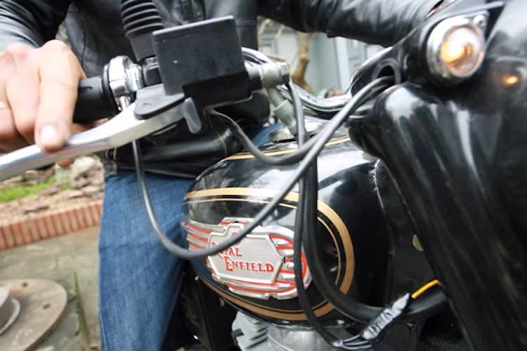 Đồng thời, chiếc môtô Royal Enfield 500, đã cùng với Trần Lập thực hiện nhiều chuyến đi trên khắp mọi miền Đất nước cũng đã được đưa đến nhà tang lễ. Theo kế hoạch, MC Anh Tuấn sẽ là người điều khiển chiếc xe cùng hàng trăm biker khác cùng diễu hành tiễn đưa Trần Lập.