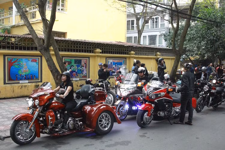 Trong lễ tang, hàng trăm biker cũng đã cùng có mặt để chia tay một người bạn, người đam mê xe môtô giản dị nhưng đầy nhiệt huyết.