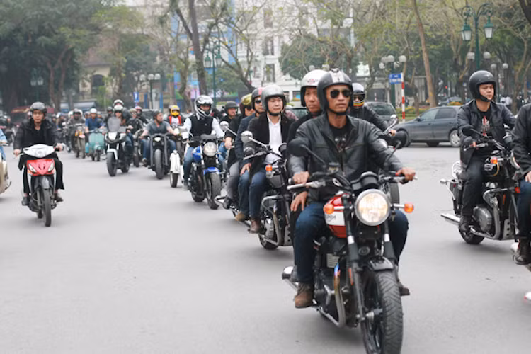 Sau khi ổn định, các biker đã di chuyển thành hàng đôi một cách trật tự. và cùng rước di ảnh Trần Lập qua các con phố Hà Nội về nhà riêng của anh.
