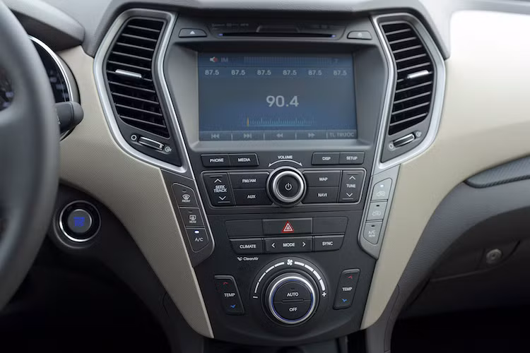 Hệ thống thông tin giải trí trên SUV SantaFe 2016 là thế hệ mới nhất của Hyundai, với màn hình DVD 8 inch tích hợp camera lùi cùng bản đồ dẫn đường chính hãng được phát triển dành riêng cho thị trường Việt Nam, có khả năng cập nhật thông qua cổng USB.