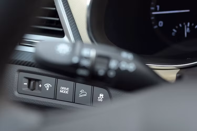 Hyundai Santa Fe 2016 được trang bị hệ thống Drive Mode gồm 3 chế độ: Eco (tiết kiệm) – Normal (thông thường) – Sport (thể thao), hệ thống sẽ trực tiếp can thiệp vào các hệ thống truyền động của xe: vô lăng, hộp số, chân ga,…nhằm tạo ra sự khác biệt về cảm giác lái cũng như khả năng hoạt động của xe, giúp xe vận hành tối ưu nhất trong từng điều kiện vận hành cụ thể.