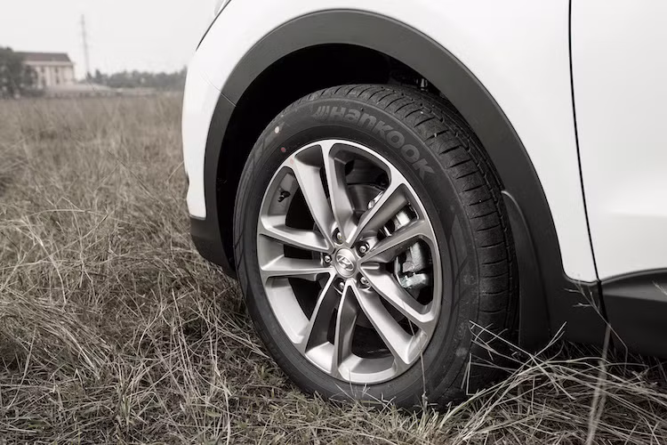 Điều này đồng nghĩa với việc mẫu SUV của Hyundai chỉ có giá giao dịch gần 1,12 tỷ đồng. Những phiên bản thấp hơn sẽ có giao dịch xung quanh mốc 1,05 tỷ đồng. Hiện tại SantaFe nằm trong phân khúc SUV 7 chỗ cùng với Toyota Fortuner, Mitsubishi Pajero Sport và Ford Everest. Hiện tại cả 3 đối thủ trên đều được nhập khẩu nguyên chiếc (CBU).