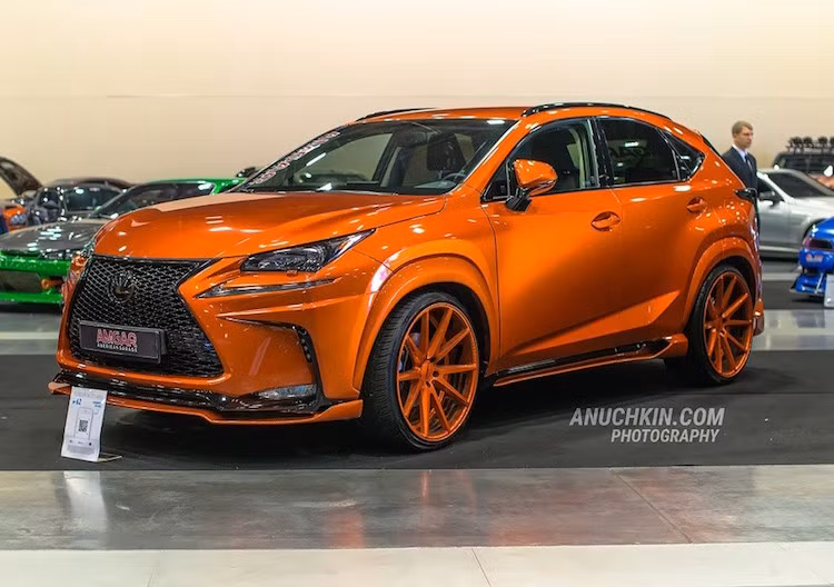 Có thiết kế đầy sắc sảo và thể thao nhưng do sở hữu hệ động lực "xanh", mẫu crossover Lexus NX300h không được những người chơi xe ưa chuộng. Tuy nhiên, AMGAR American Garage đã muốn thay đổi định kiến này bằng bản độ Phoenix của họ.