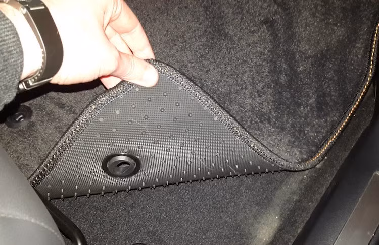 Nội thất của NX300h được AMGAR giữ nguyên, chỉ bổ sung cho xe những tấm thảm với thiết kế gai lót đặc biệt của hãng để chống xê dịch.