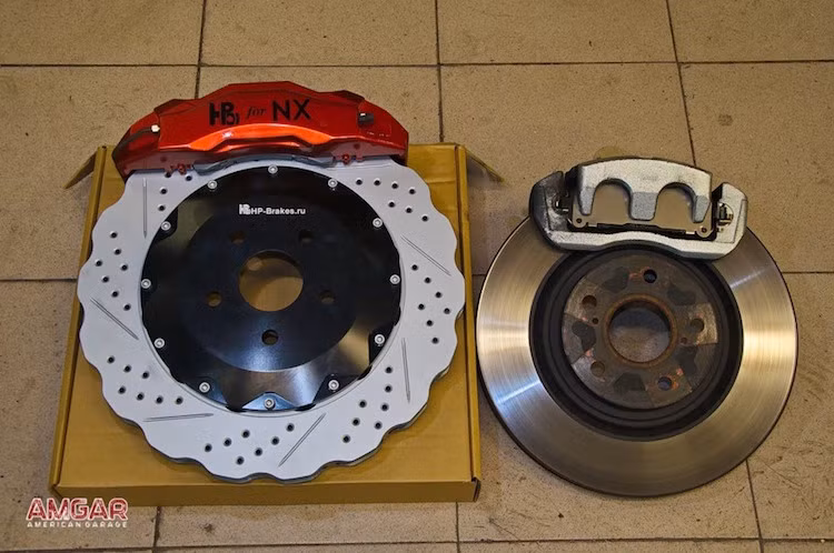 Ngoài ra, hệ thống phanh của chiếc xe cũng được nâng cấp triệt để bằng đĩa và heo từ hãng HP của Nga. Trong hình là phanh của HP khi đặt cạnh phanh nguyên bản của NX300h.