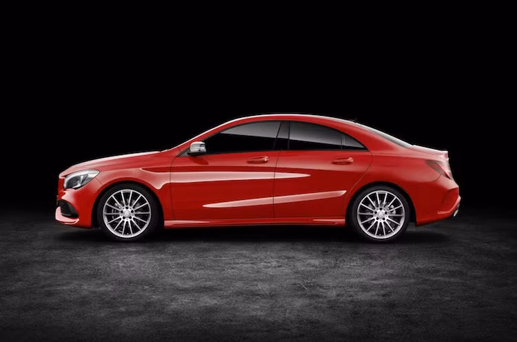 Riêng với phiên bản CLA 45 AMG thể thao, Mercedes cho biết hãng đã khiến chiếc xe có tính khí động học cao hơn nhờ cánh đuôi nhỏ trên nắp khoang hành lý hay cản trước và sau có các cánh khuếch tán không khí.