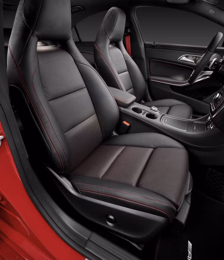 Các trang bị chuẩn mới xuất hiện trên xe bao gồm hệ thống phanh chủ động, tính năng mở khoang hành lý rảnh tay. Đèn pha LED với ánh sáng gần với ban ngày thay cho đèn xenon là tùy chọn.