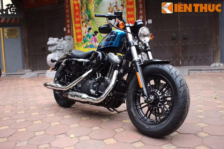 Phiên bản Harley Forty-Eight 2016 được ra mắt lần đầu vào tháng 8/2015 và sau đó tiếp tục được Harley-Davidson Việt Nam đưa về vào tháng 10/2015. Tuy nhiên, chiếc xe trong bài viết này được nhập về bởi một showroom tư nhân ở quận Hai Bà Trưng, Hà Nội.