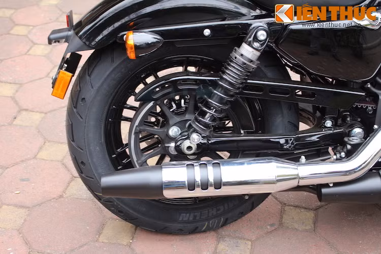 Cụm ống xả của Forty-Eight 2016 có thiết kế mới với các tấm chắn màu chrome và lon pô sơn tĩnh điện màu đen mờ, thay vì mạ toàn bộ như phiên bản 2015.