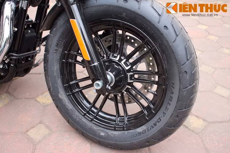 Điểm ấn tượng đầu tiên của xe đó là cặp mâm đúc 10 cánh kép mới khỏe khoắn hơn, nhưng vẫn đảm bảo chất cổ điển của xe so với bánh căm của đời 2015 trước đó.