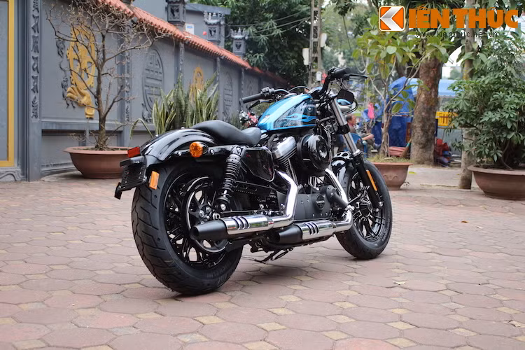 Chiếc Harley Forty Eight với màu sơn Hard Candy 2016 này hiện đang được một cửa hàng bán xe phân khối lớn ở quận Hai Bà Trưng, Hà Nội bán với giá 25.000 USD (tương đương khoảng 557 triệu đồng). Trong khi đó, một chiếc Forty Eight 2016 nhập khẩu chính hãng phiên bản màu đen Vivid Black có giá 559,1 triệu đồng, và phiên bản Hard Candy là 582,9 triệu đồng.