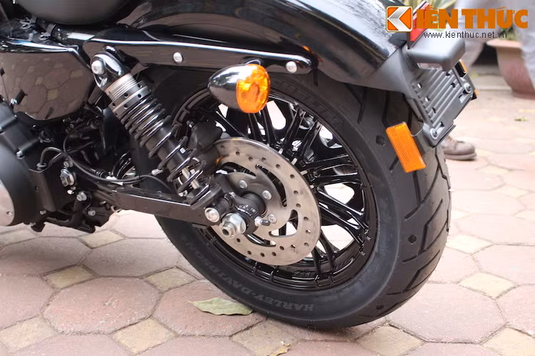 Sức mạnh của động cơ được truyền tới bánh sau thông qua dây đai. Trên Forty-Eight 2016, dây đai truyền động cũng có bản to hơn, khiến xe vận hành êm ái hơn.