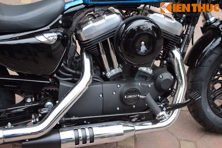Là một biến thể thuộc dòng Sportster, Forty-Eight sở hữu động cơ V-Twin 1203 cc SOHC làm mát bằng không khí. Dù không công bố công suất, nhưng Harley-Davidson cho biết mô-men xoắn động cơ đạt 96Nm tại 3.750rpm.