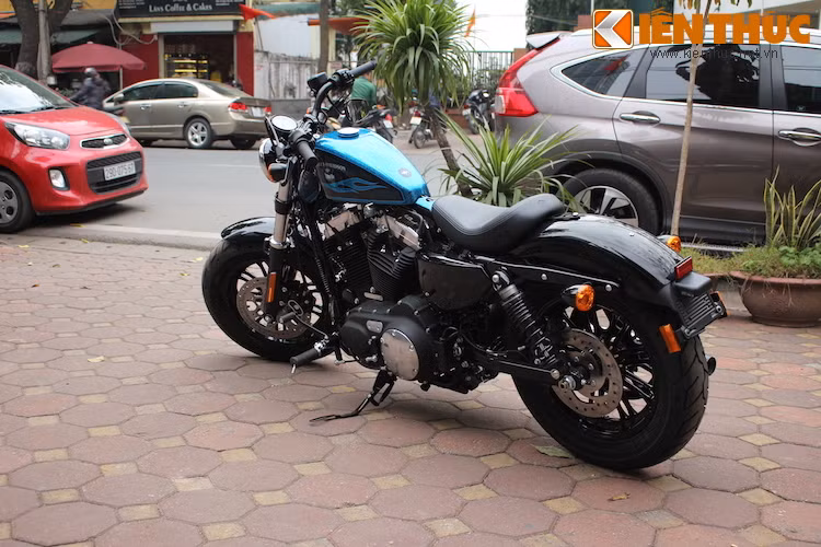 Được bán lần đầu từ năm 2010, với tên mã là XL1200X, Harley-Davidson Forty Eight là một phiên bản khác của dòng XL1200 Sportster. Trong số những chiếc Harley-Davidson đời 2016, dòng XL1200X Forty-Eight đã được cải tiến khá nhiều từ ngoại hình tới hiệu năng.