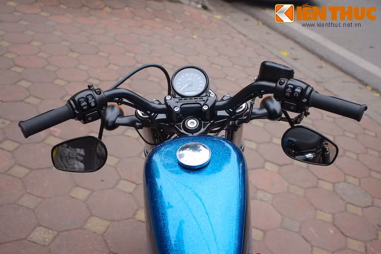 Bảng đồng hồ đơn giản, với đồng hồ báo tốc độ chiếm hết diện tích. Bên dưới 2 cùm công tắc của xe là cặp gương chiếu hậu gắn ngược độc đáo.