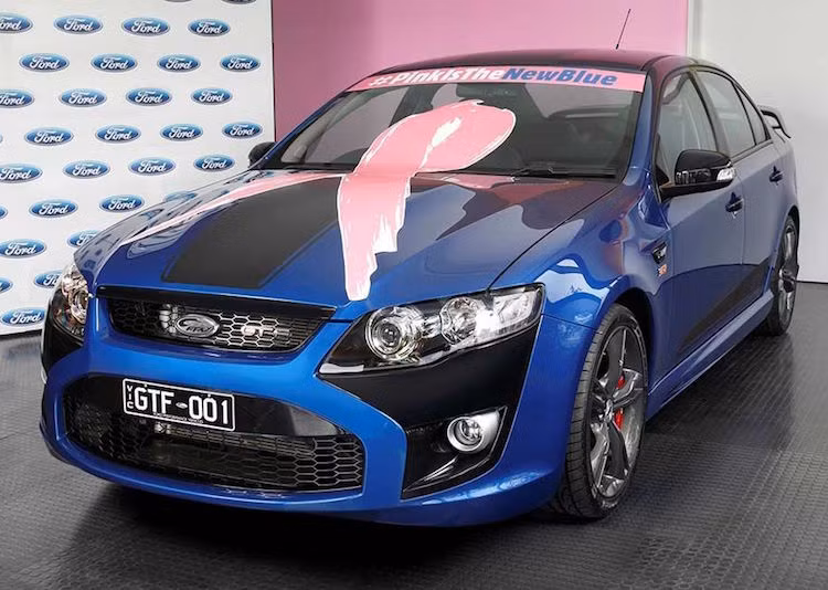 Mở đầu danh sách những dòng xe ôtô lâu đời nhất Thế giới là chiếc sedan Ford Falcon được sản xuất dành riêng cho thị trường Úc, với lịch sử bắt đầu từ năm 1960 tới nay. Tuy nhiên vào cuối năm nay, Falcon sẽ bị "khai tử" do Ford chấm dứt hoàn toàn việc sản xuất xe hơi tại Úc.