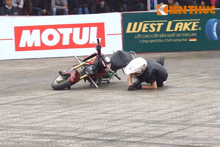 Số lượng những cú ngã của các thí sinh đã giảm rất ít, mặc dù trong ngày đầu tiên thi đấu, trời Hà Nội mưa phùn khiến cho mặt sân lát gạch trở nên rất trơn trượt.