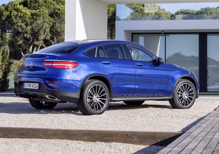 Với chiều dài 4,73 mét và chiều cao 1,6 mét, GLC Coupe dài hơn phiên bản GLC tới 7,4 cm nhưng lại thấp hơn tới 3,9 cm. Tuy nhiên chiều dài trục cơ sở của hai chiếc xe ngang nhau - 2,87 mét.