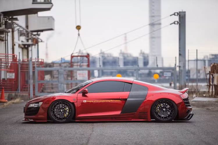 Điểm nổi bật nhất của các gói độ Liberty Walk đó là các hốc bánh của xe sẽ được nới rộng bởi những tấm nẹp được thiết kế theo phong cách xe đua Nhật trước đây.