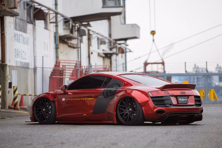 Chiếc R8 này còn được trang bị bộ treo khí Airrex kèm mâm Forgiato bản lớn "hàng hiệu", khiến xe trở nên đầy "dữ dằn" nếu hạ tối đa chiều cao xuống.