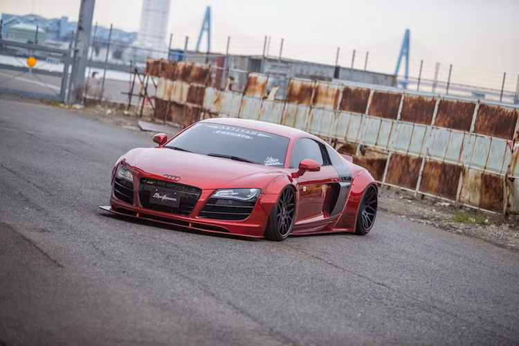 Để trang bị "full option" bộ widebody Liberty Walk sợi carbon kèm theo hệ thống treo khí Airrex, chủ Audi R8 bản V8 sẽ phải bỏ ra 30.520 USD (681 triệu đồng), trong khi bản V10 có giá lên tới 32.120 USD (717 triệu đồng), chưa bao gồm công lắp dặt.