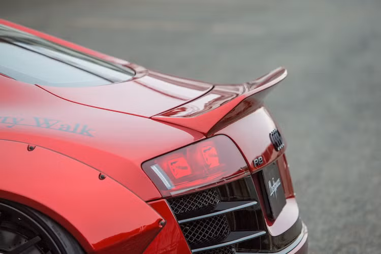 Cuối cùng, hoàn thiện gói độ widebody này là một cánh đuôi dạng nẹp được gắn vào phía sau xe.