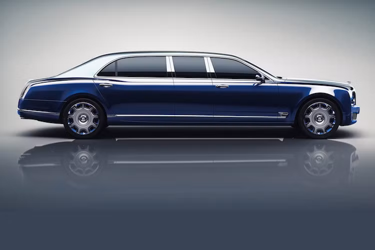 Dựa trên phiên bản Mulsanne 2017 mới nhất, Mulsanne Grand Limousine sở hữu thiết kế tương tự với phần đầu hoàn toàn mới.
