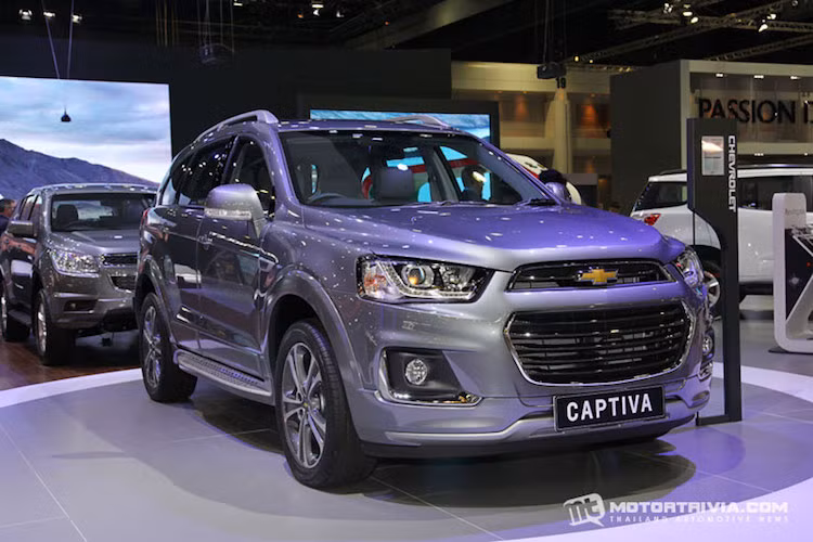 Theo GM Việt Nam, "Revv" là viết tắt của "Revolution" (cuộc cách mạng) và "Rev up" (tăng ga bứt phá về phía trước. Đúng như tên gọi, Captiva Revv đã có thiết kế được cải tiến mạnh mẽ, nổi bật với các chi tiết bắt mắt như logo Chevrolet gắn phía trên lưới tản nhiệt kép thiết kế mới.