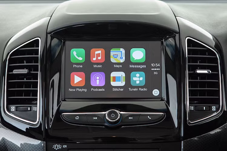 Đặc biệt, Captiva Revv tại Việt Nam đã sở hữu hệ thống thông tin giải trí MyLink thế hệ mới nhất với màn hình cảm ứng lớn trên bảng táp-lô được tích hợp sẵn tính năng định vị, radio và các kết nối smartphone chạy Android/iOS thông qua giao thức Android Auto hay Apple Carplay.