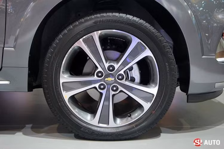 Mâm của xe được làm từ hợp kim nhôm kích cỡ 19 inch - lớn nhất trong phân khúc SUV hạng C với thiết kế 5 cánh kép và được hoàn thiện với 2 tông màu xám/nhôm phay bóng.