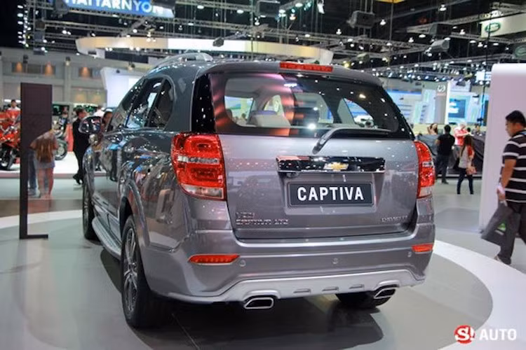 Ở phía sau, Captiva Revv cũng có một số điểm khác biệt như cặp đèn hậu và cản sau được sửa đổi nhẹ.