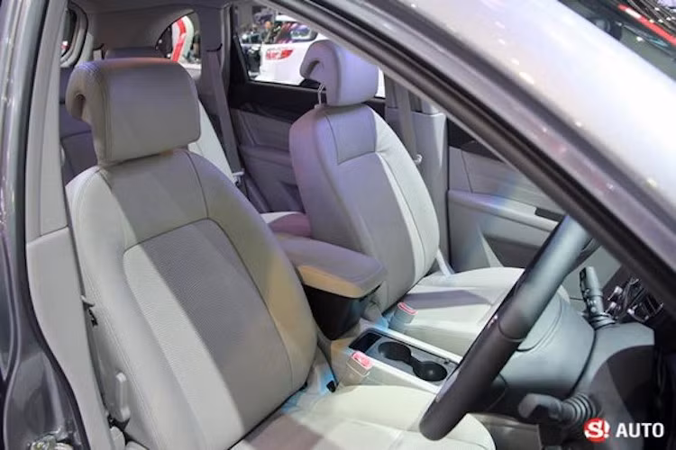 Phiên bản Captiva Revv tại Việt Nam sẽ có nội thất da màu đen sang trọng. Với thiết kế 3 hàng ghế, Chevrolet Captiva Revv đem lại không gian cho 7 người ngồi trong xe.