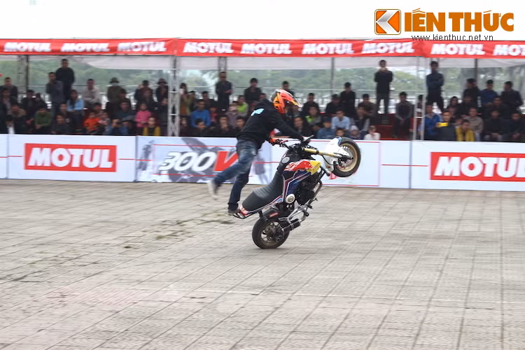 Các kỹ thuật thường được những thí sinh thực hiện là wheelie (bốc đầu), stoppie (bốc đuôi), acrobatics (điều khiển xe ở những tư thế khác thường), donut (rê xe theo vòng tròn) và burnout (đốt lốp).