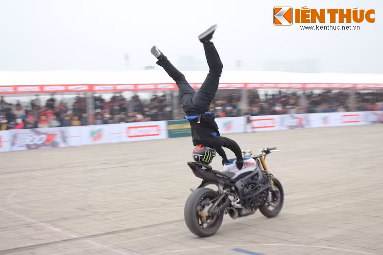 Lần đầu tiên tới Việt Nam, nhưng Stunter 13 đã cống hiến cho khán giả nhiều kỹ thuật điêu luyện. Anh là người duy nhất thực hiện kỹ thuật acrobatics lộn người trên xe.