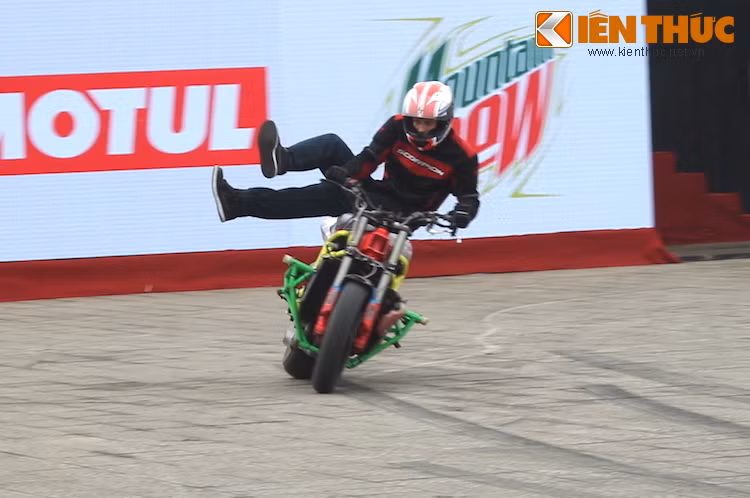 Sau khi thực hiện vai trò là các giám khảo, 3 stunter này cũng đã cống hiến cho khán giả những màn biểu diễn cực kỳ điêu luyện.