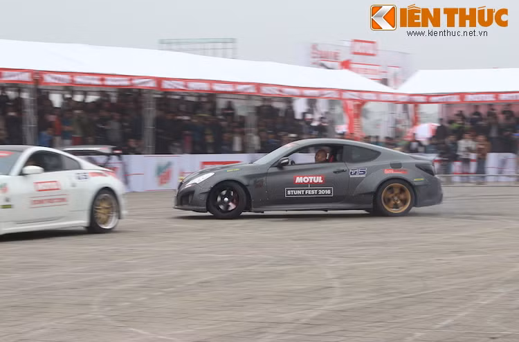 Trong khoảng không gian chật hẹp của sân thi đấu, 2 drifter đã thể hiện kỹ năng điều khiển xe linh hoạt, khiến những chiếc xe ôtô to lớn như đang "trượt băng nghệ thuật" trên mặt sân.