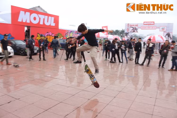 Một số bạn trẻ đam mê các bộ môn đường phố như graffiti, skateboard... cũng để lại dấu ấn riêng tại Motul Stunt Fest, khiến bầu không khí càng được "hâm nóng" hơn.