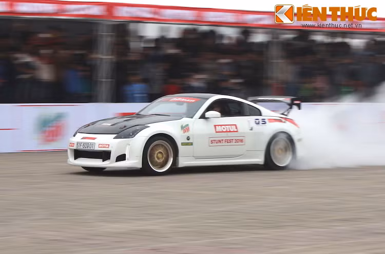 Sau màn biểu diễn của 3 stunter Quốc tế là tiết mục burnout và drift xe hơi do 2 drifter Sơn Bùi tới từ Hà Nội và Hải Phạm từ Sài Gòn biểu diễn.