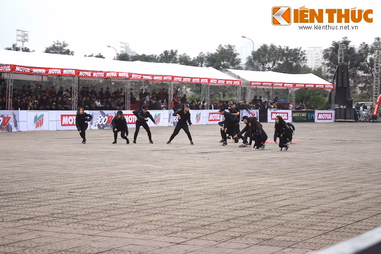 Những màn biểu diễn nghệ thuật cũng là một phần không thể thiếu của một lễ hội...