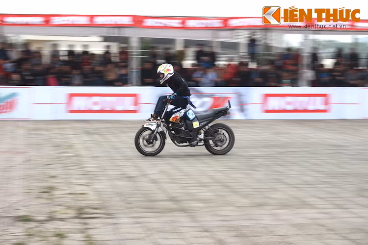 Mặc dù vậy, cũng như các năm trước, những mẫu xe được sử dụng của các stunter Việt đa số là các dòng xe côn tay thông dụng như Honda MSX 125, Yamaha FZ-S, KTM Duke...