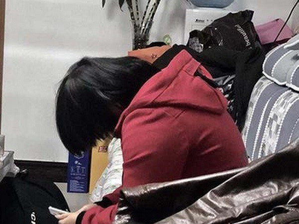 Thieu nu 14 tuoi bi bat coc, lam no le tinh duc cho 2 cha con