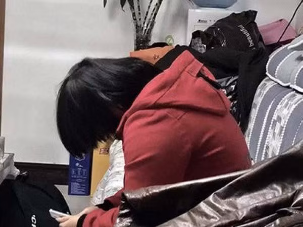 Thieu nu 14 tuoi bi bat coc, lam no le tinh duc cho 2 cha con