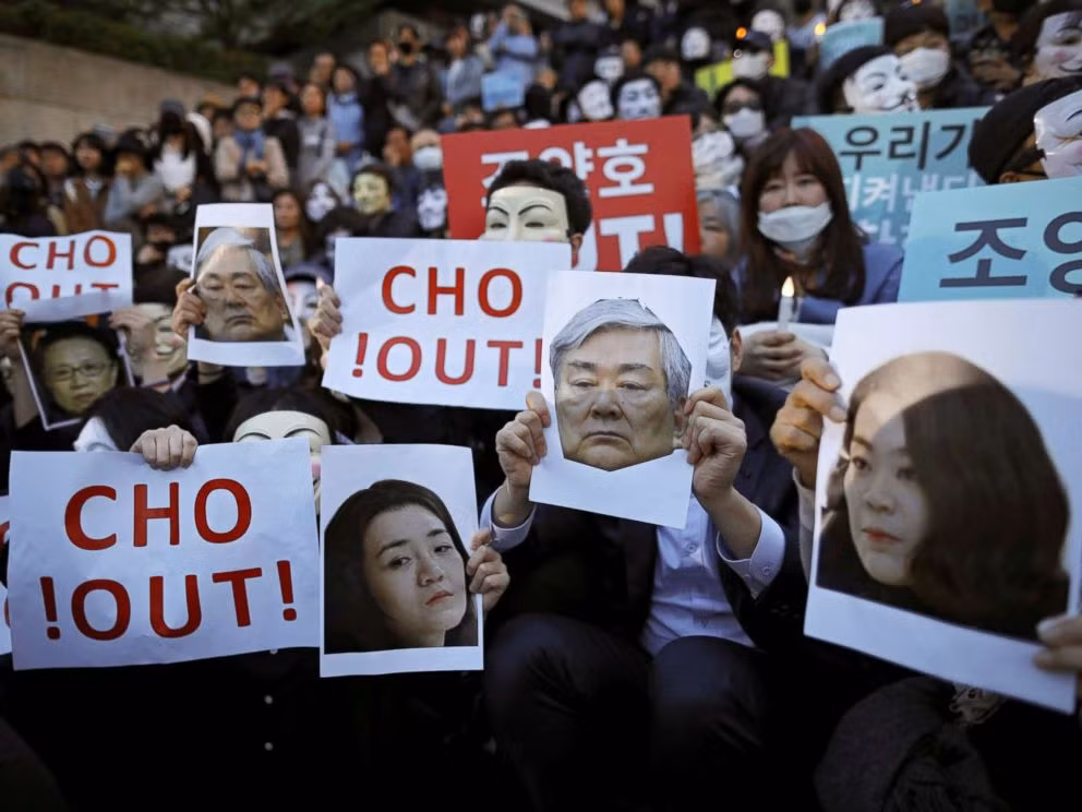 Cai ket dang cho dai tieu thu Korean Air duoi tiep vien khoi may bay-Hinh-4